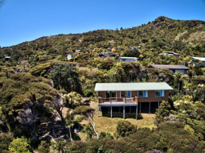 Seaview, Sun and Surf - Piha Holiday Home